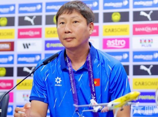 huan-luyen-vien-kim-sang-sik