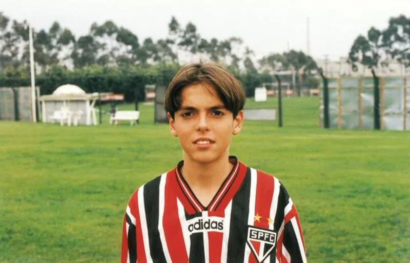 Kaká sớm bộc lộ năng khiếu bóng đá và từng vượt qua chấn thương nghiêm trọng để theo đuổi sự nghiệp chuyên nghiệp.