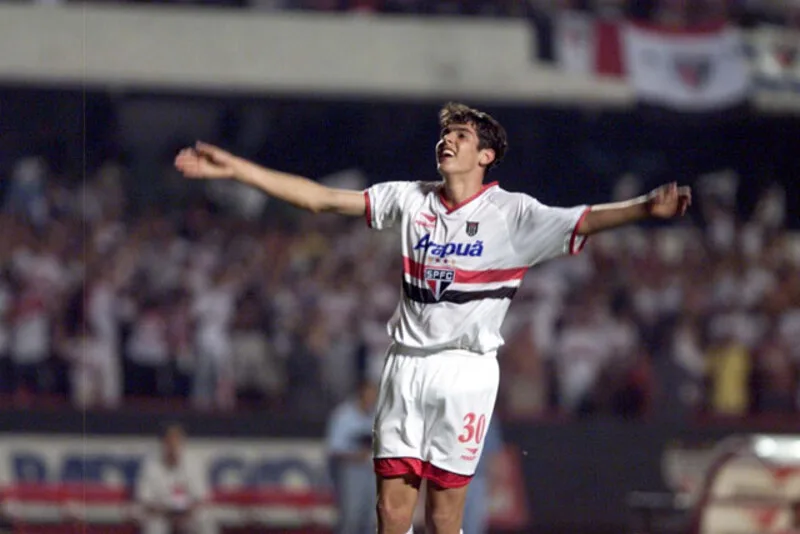 Kaká nổi bật ở São Paulo nhờ khả năng đi bóng từ tuyến giữa, sút xa và chuyền bóng sắc bén.