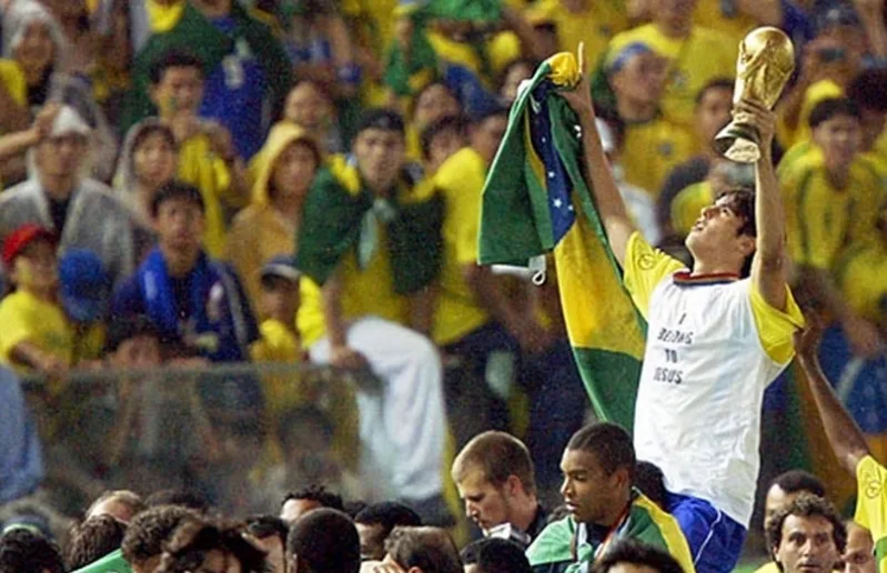 Kaká góp mặt trong nhiều giải đấu lớn và từng cùng đội tuyển Brazil vô địch World Cup 2002.