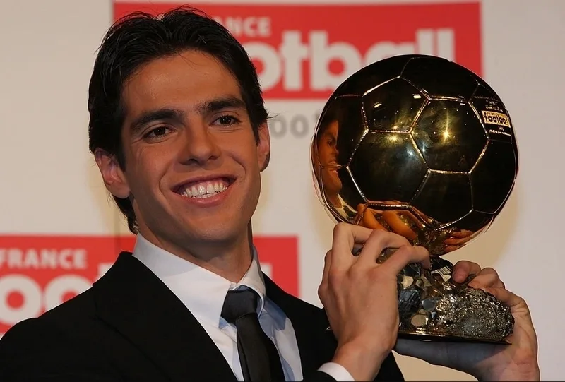 Kaká sở hữu nhiều danh hiệu lớn, trong đó nổi bật nhất là Champions League và Quả bóng vàng 2007.