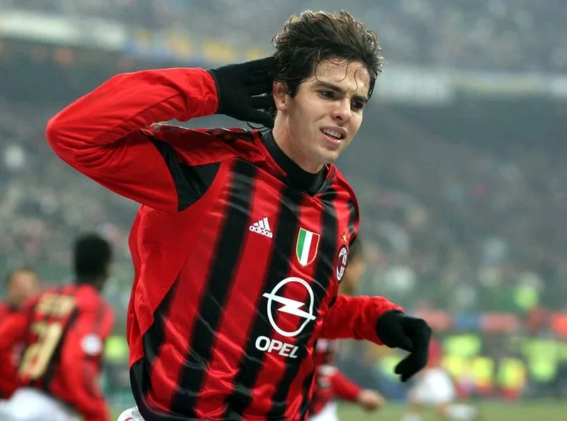 Kaká là cầu thủ bosinh ngày 22/4/1982 tại Brazil, tên đầy đủ là Ricardo Izecson dos Santos Leite.