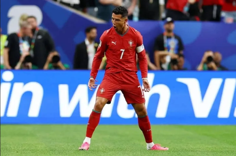 Ronaldo chạm mốc 975 bàn thắng chính thức, tiến gần cột mốc 1.000 bàn