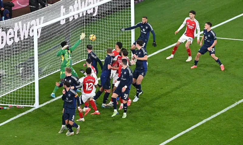 Arsenal gặp Man United hấp dẫn vì lịch sử lâu đời, lượng fan khổng lồ, nhiều trận đấu kinh điển và tính danh dự rất lớn.