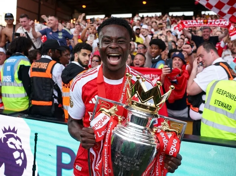 Những danh hiệu cá nhân và cột mốc Premier League khẳng định vị thế của Saka trong bóng đá Anh.