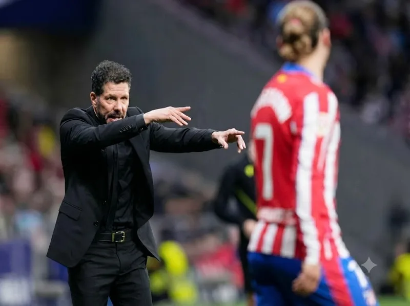 Diego Simeone xây dựng Atletico bằng cự ly đội hình chặt chẽ, khả năng tranh chấp mạnh và chuyển trạng thái nhanh sau khi đoạt bóng.