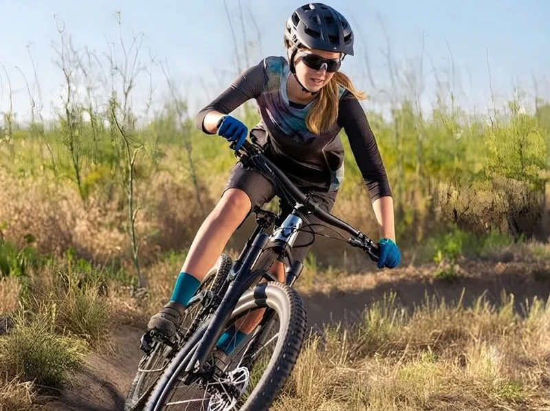 Đạp mountain bike giúp tăng sức bền, cải thiện thăng bằng và rèn luyện toàn bộ cơ thể.